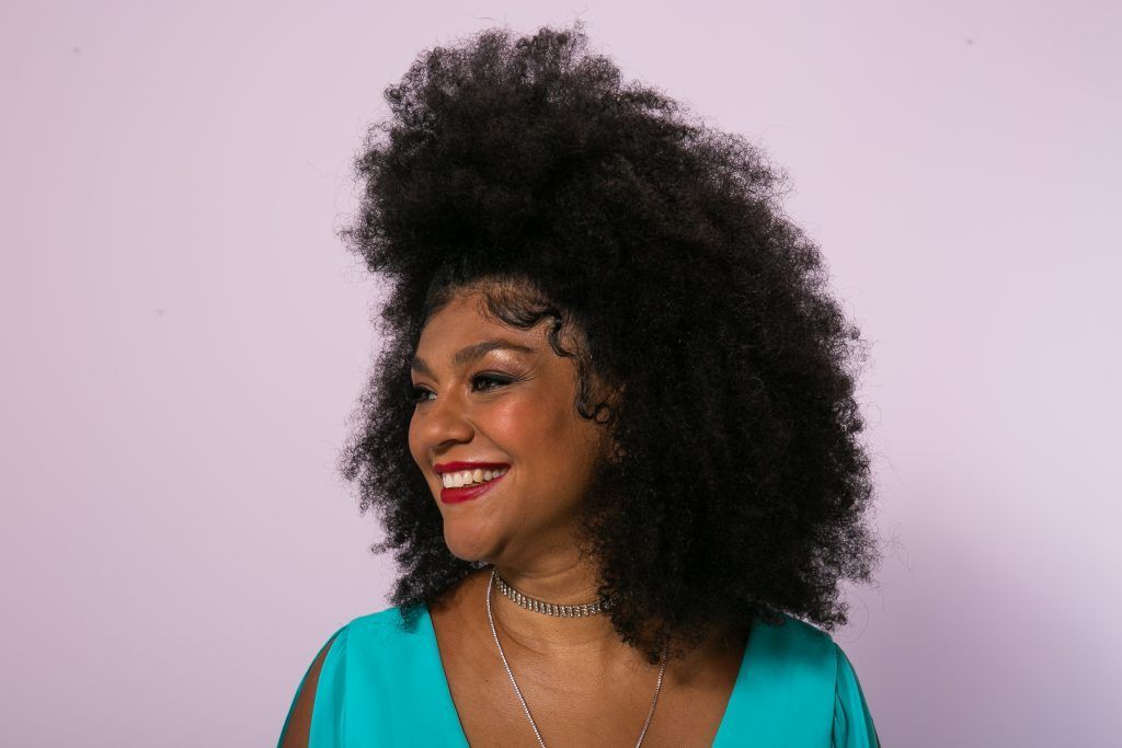 Mulher com cabelo crespo semipreso com baby hair de lado