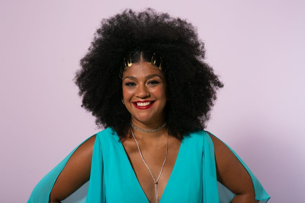 Mulher com cabelo crespo volumoso enfeitado com tic tac