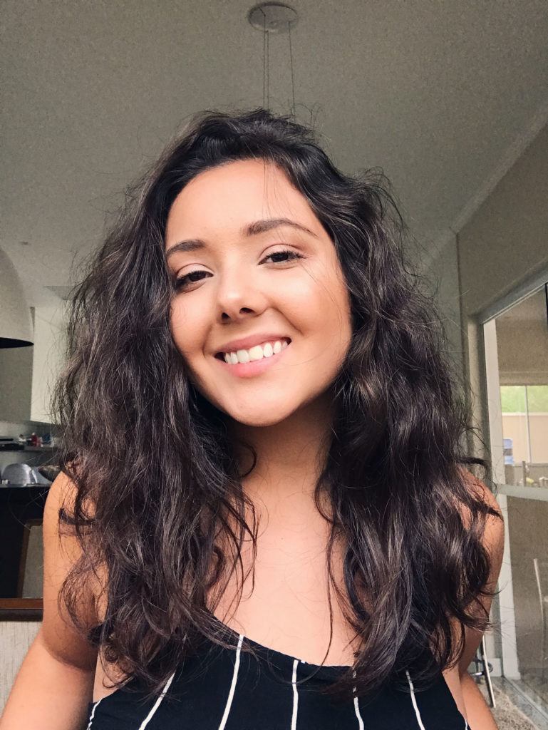 Cabelo preto ondulado na altura dos ombros
