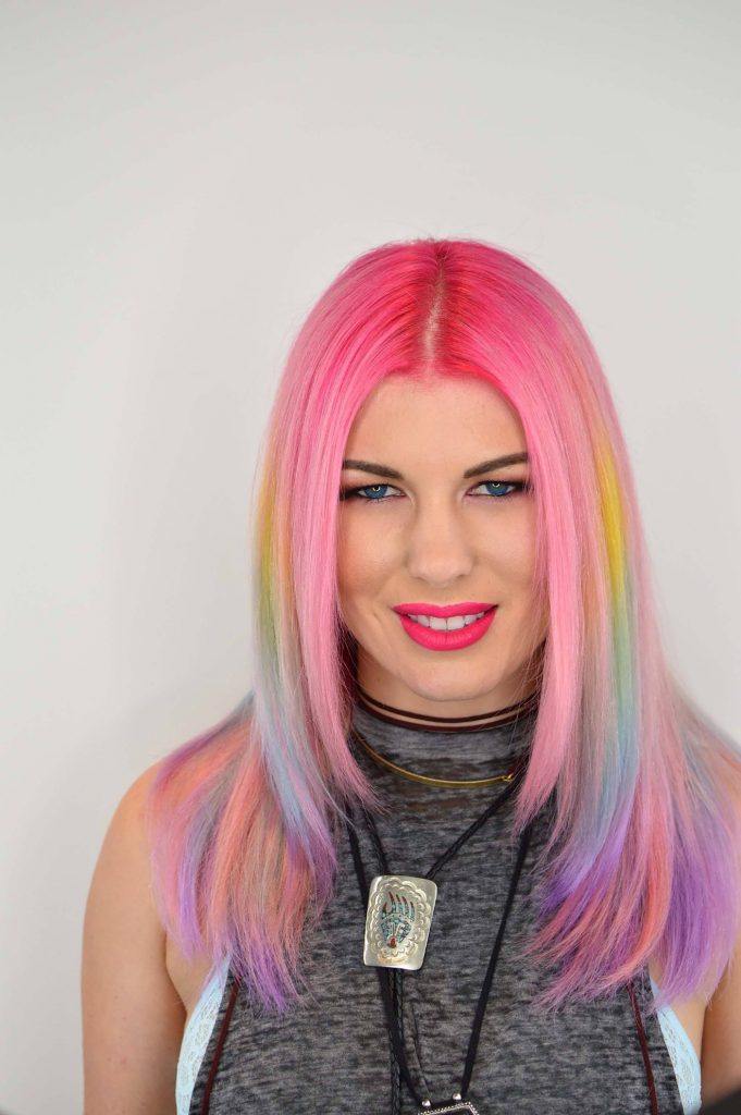 mulher sorrindo com cabelo colorido rainbow hair