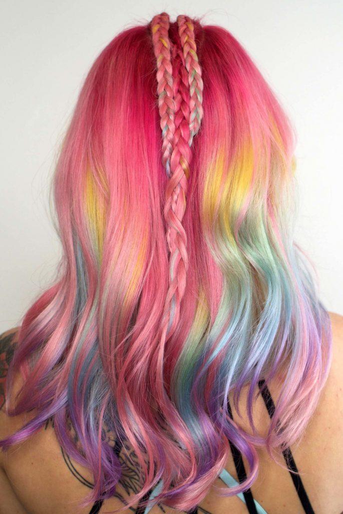 mulher de costas com trança no cabelo com rainbow hair
