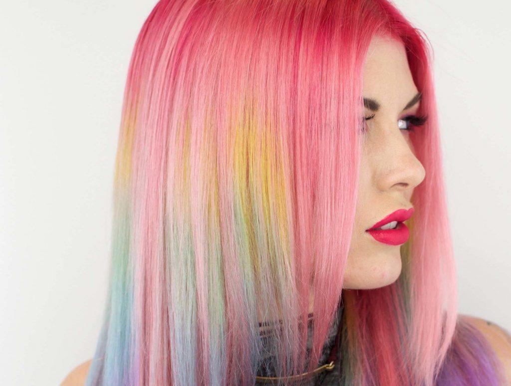 mulher de lado com rainbow hair