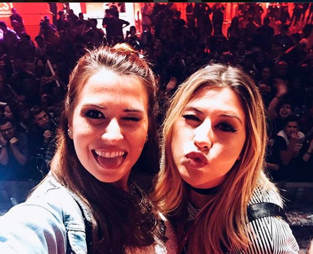 Niina Secrets e a irmã Fabi Santina
