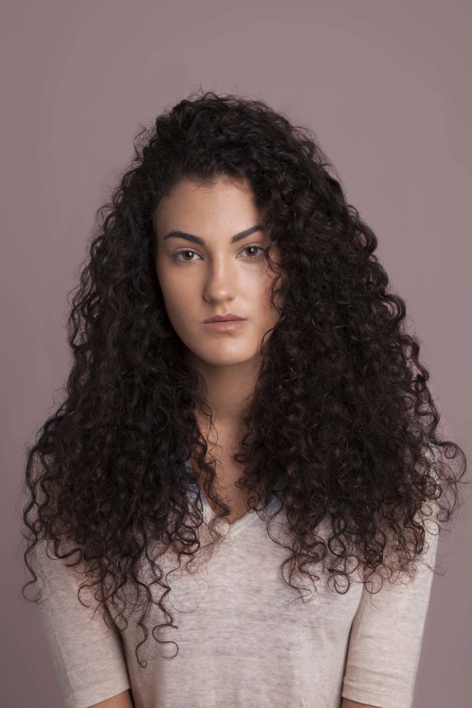 modelo de como arrumar cabelo cacheado longo passo 6