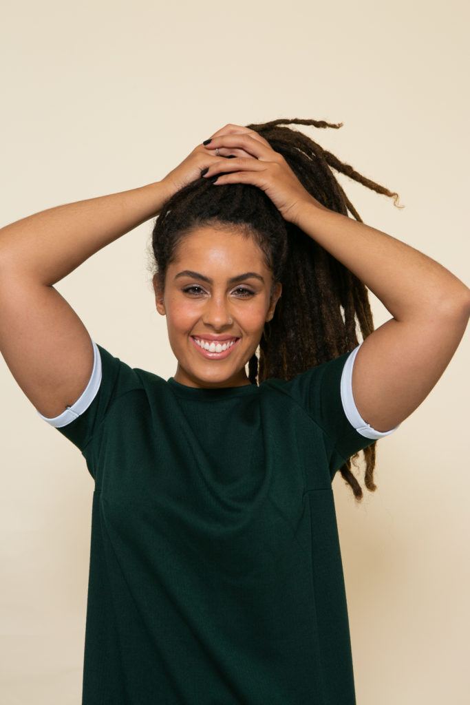 Modelo leva os cabelos para cima para estilizar os dreadlocks