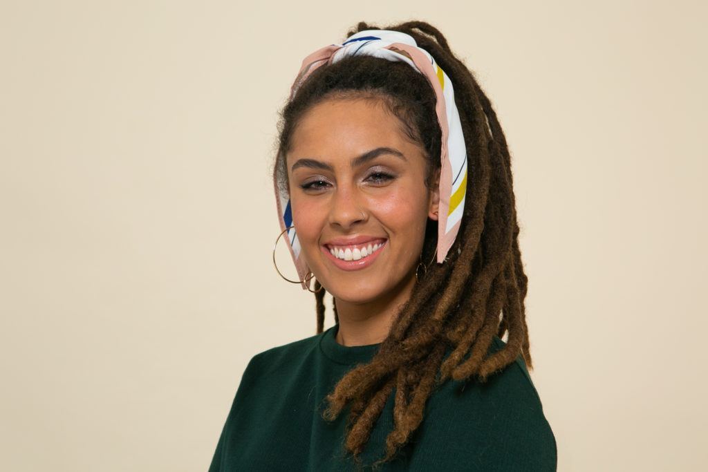 Modelo com os dreadlocks estilizados