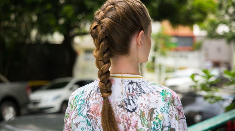 Mulher com cabelos castanho-claro e trança francesa