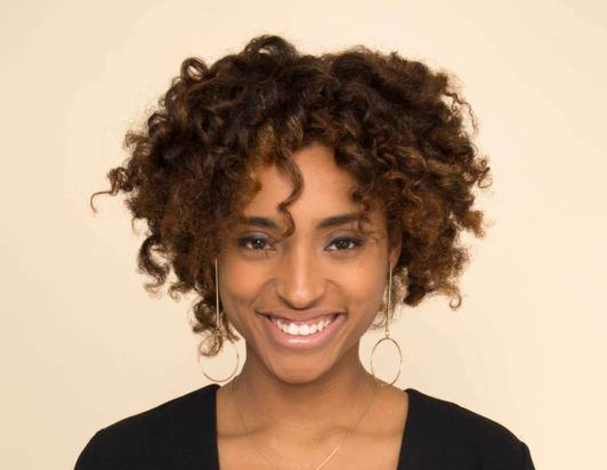 Mulher com cabelo cacheado curtinho