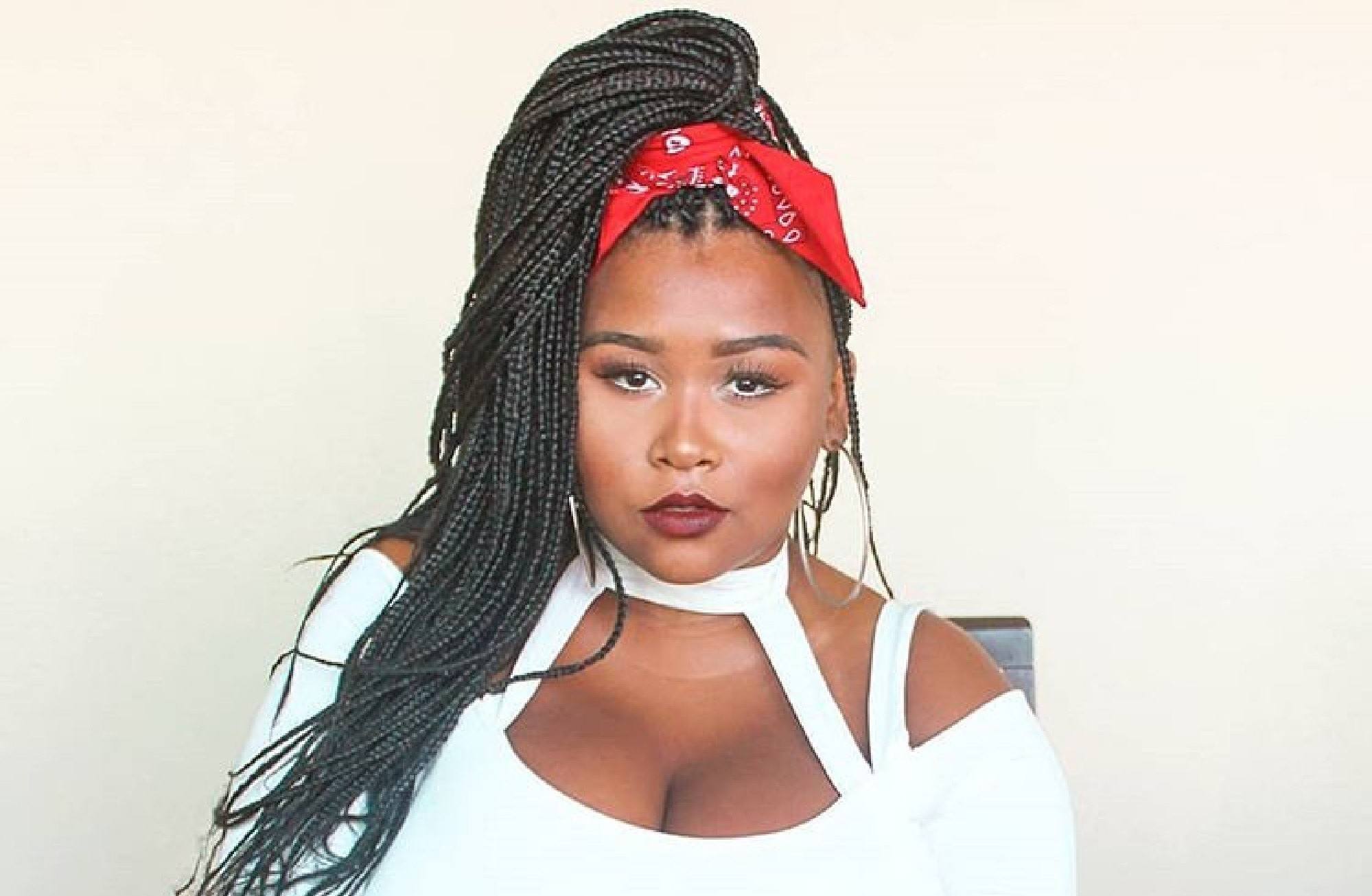 Box braids na cor pretra com amarradas com lenço