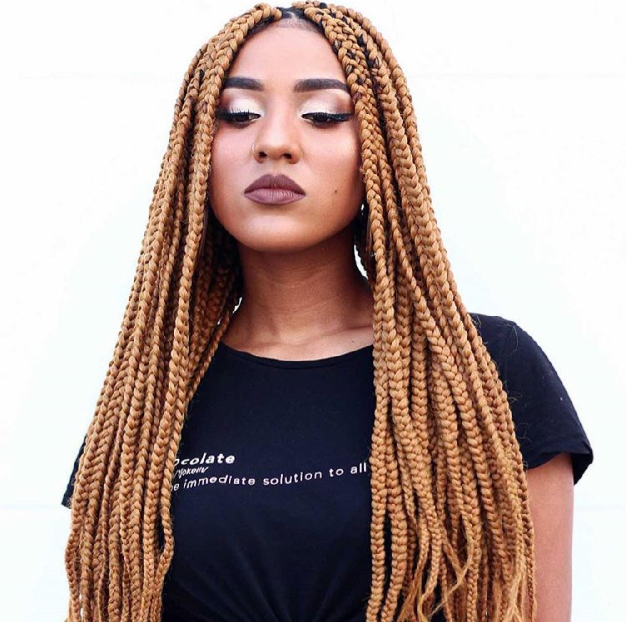 Box braids compridas na cor marrom