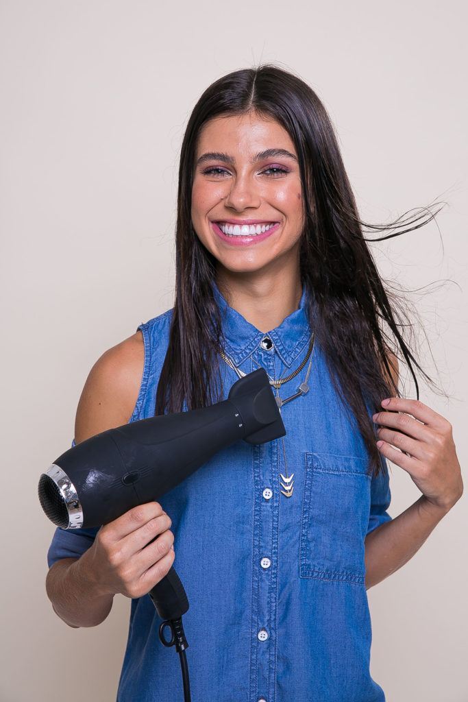 modelo ilustrando matéria sobre como usar lenço no cabelo solto