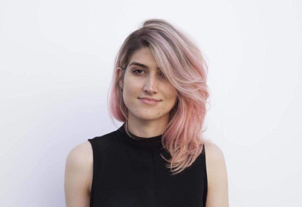 Mulher com cabelos rosa-claro