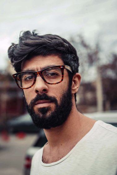 modelo com um dos cortes de cabelo hipster masculino