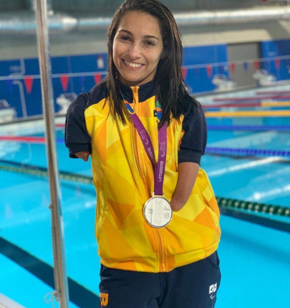 atleta dayanne silva posa com medalhas