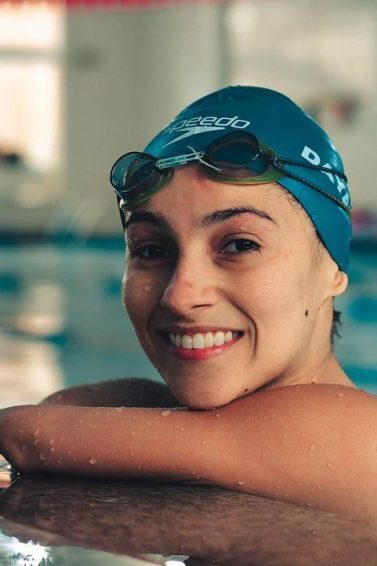 atleta dayanne silva posa na piscina