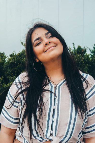 mulher com cabelo preto liso longo