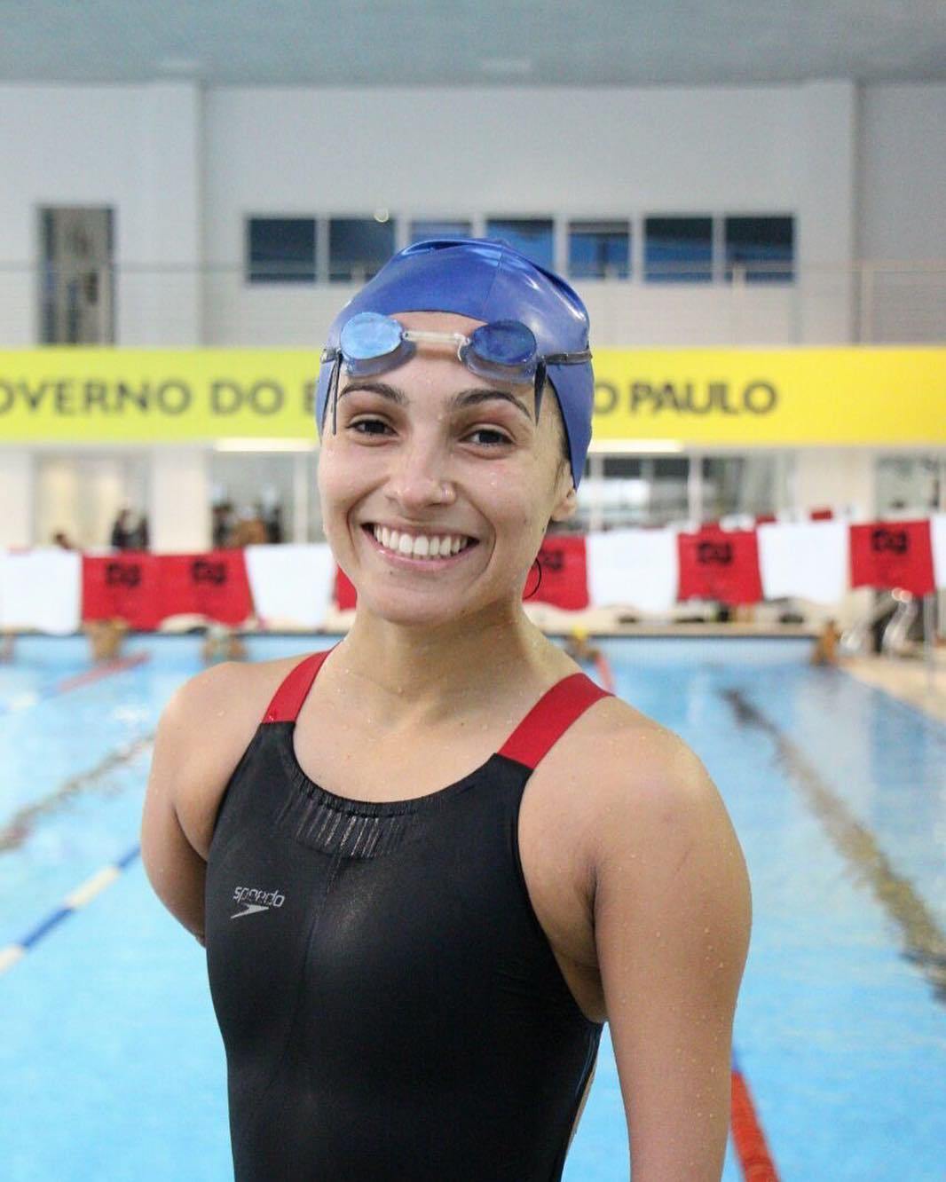 Dayanne Silva, nadadora paralímpica, em frente a piscina