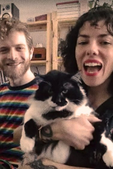 casal de homem e mulher com gatos