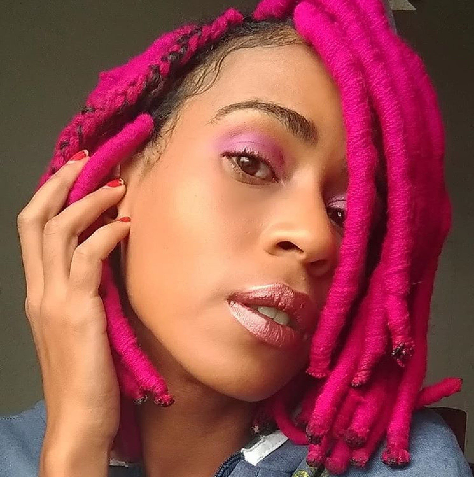 Dreads de lã corte chanel na cor rosa