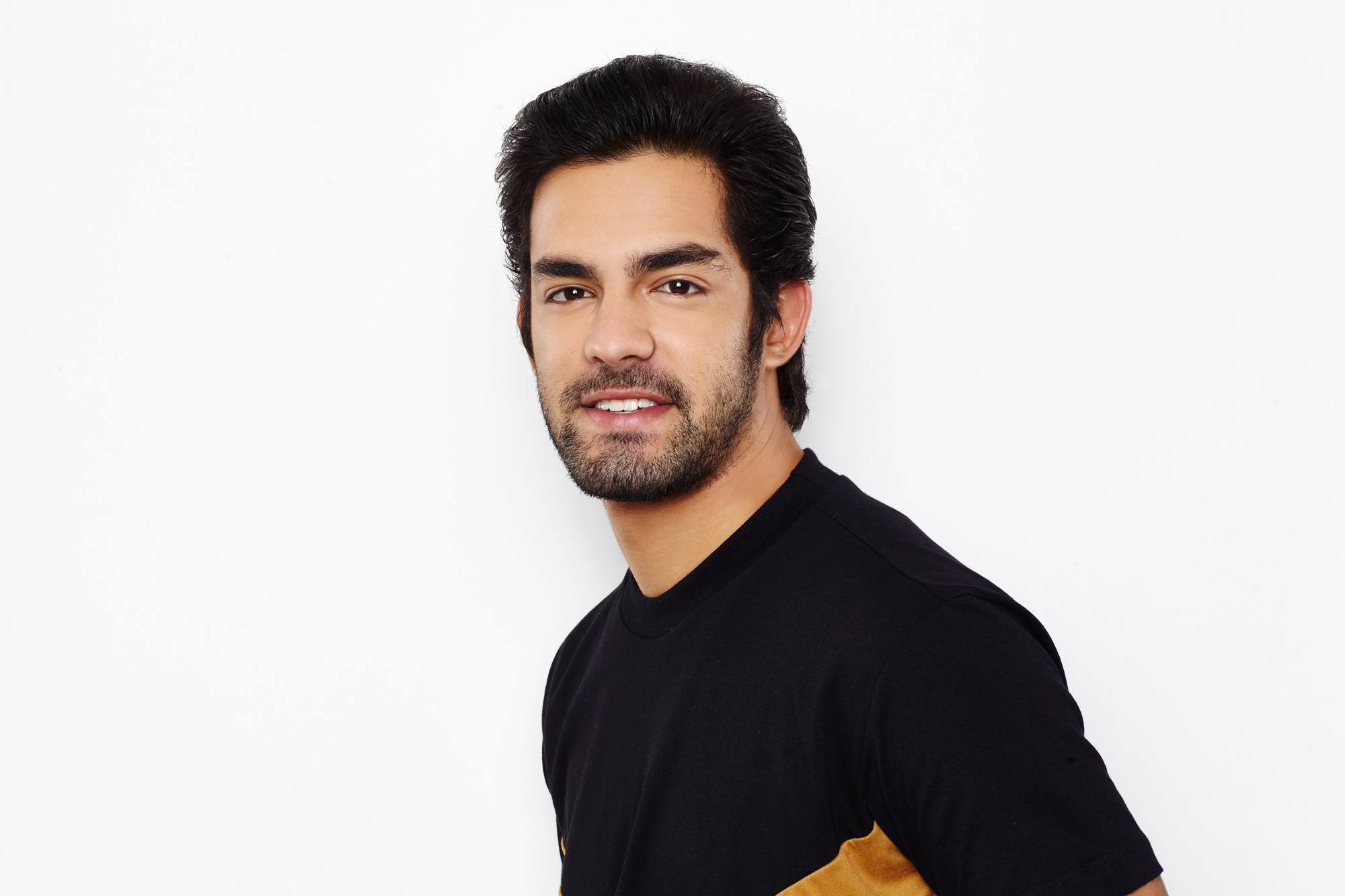 Cabelo liso masculino preto alinhado