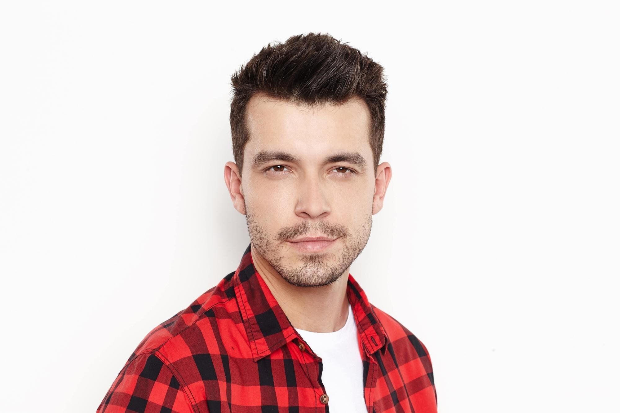 Cabelo liso masculino com lateral raspada e topo arrepiado