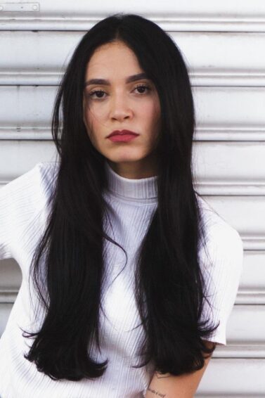 mulher com cabelo longo castanho escuro liso