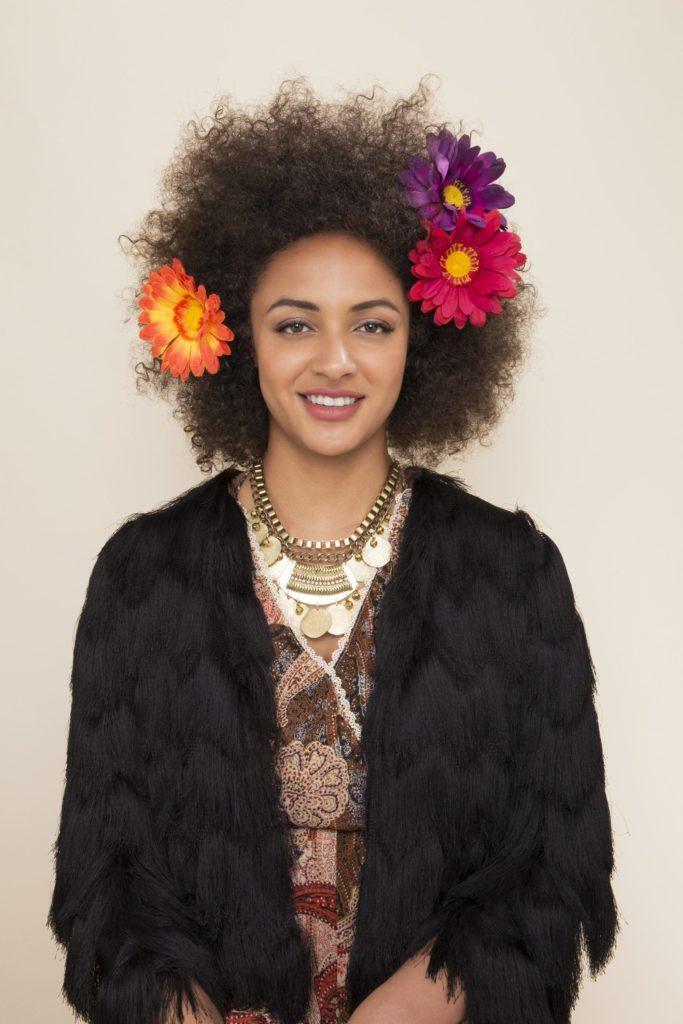modelo de Cabelo afro com flores