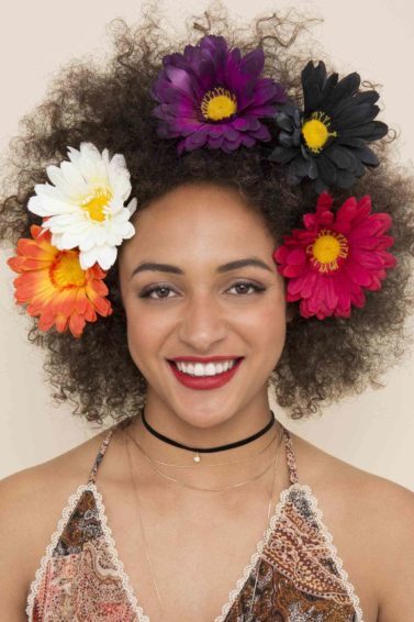 modelo de Cabelo afro com flores