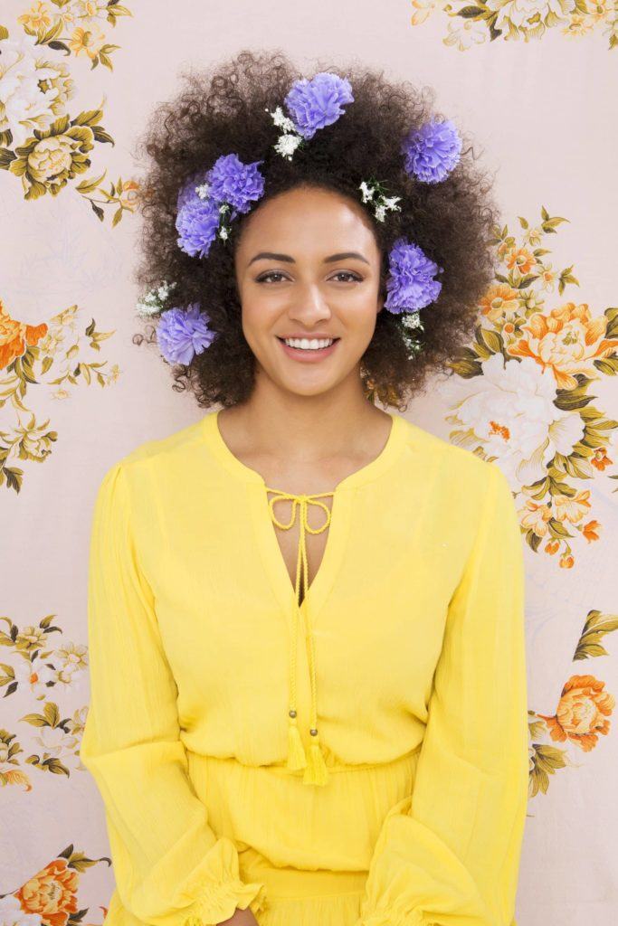 modelo de Cabelo afro com flores