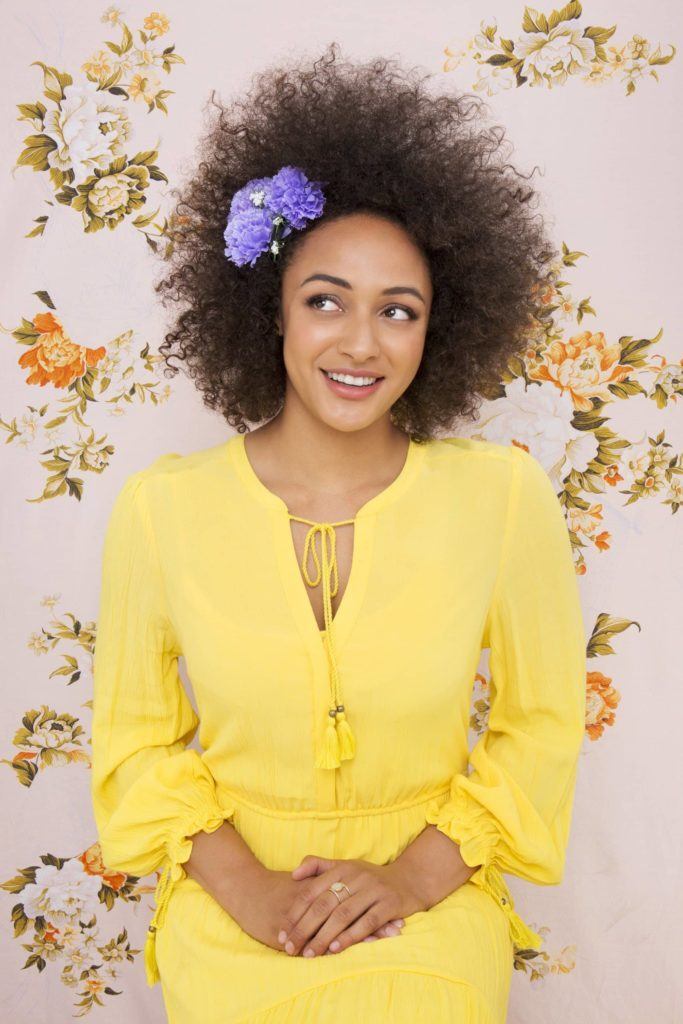 modelo de Cabelo afro com flores