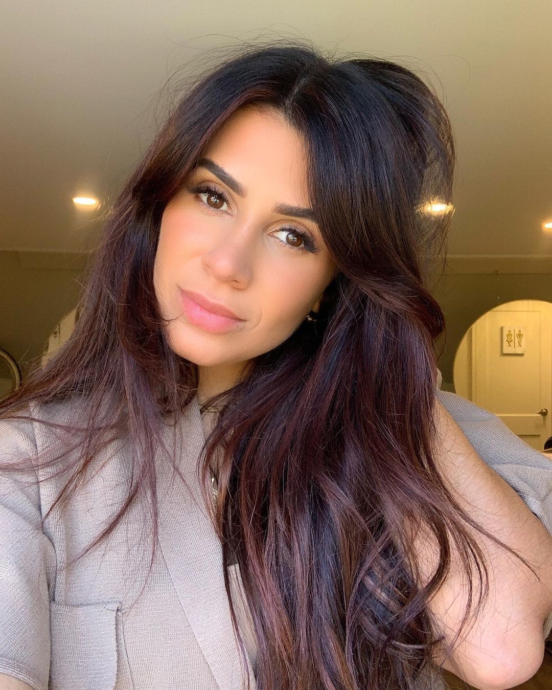 Mulher com franja cortina no cabelo balayage longo
