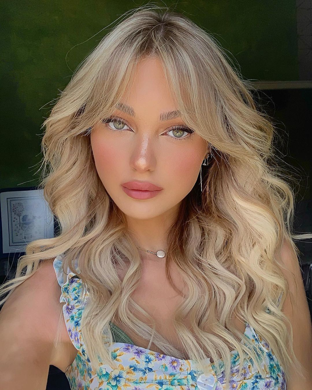Mulher com cabelo baby blonde e franja cortina
