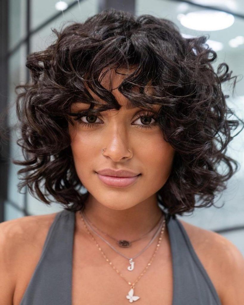 franja curtain bangs em cabelo curto cacheado