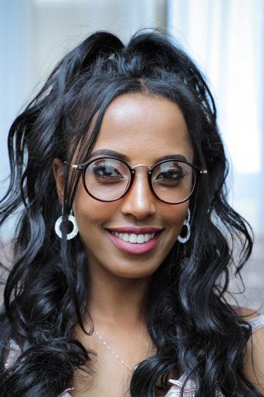 mulher de cabelo ondulado com cabelo preto azulado
