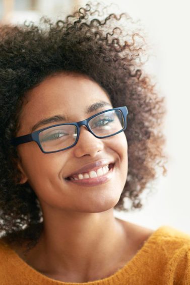 modelo com cabelo crespo curto preto: Hidratação de cabelo