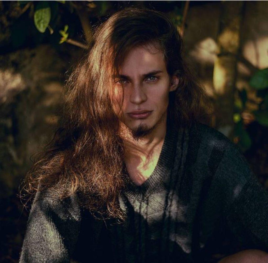 modelo de homens com cabelo comprido do Instagram