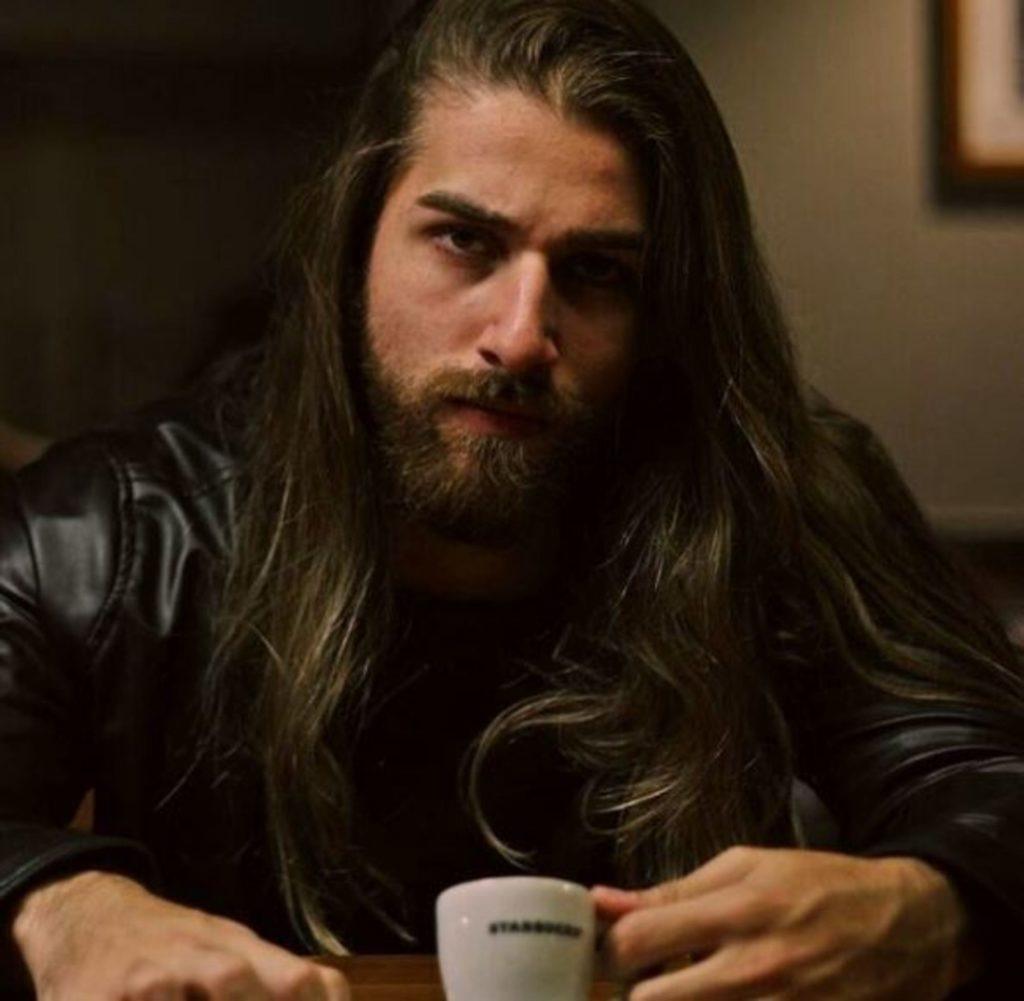 modelo de homens com cabelo comprido do Instagram