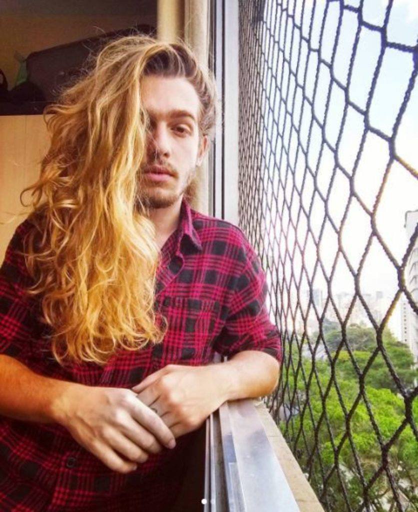 modelo de homens com cabelo comprido do Instagram