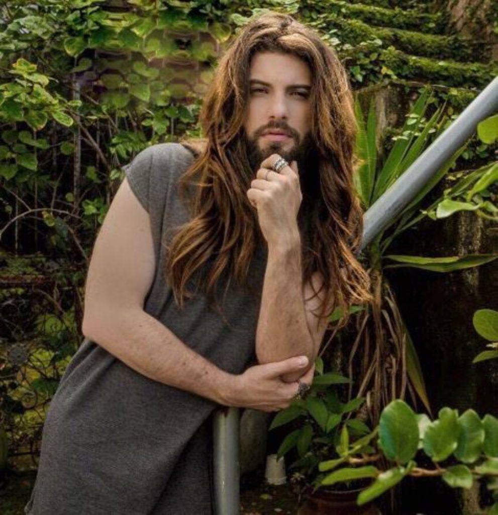 modelo de homens com cabelo comprido do Instagram
