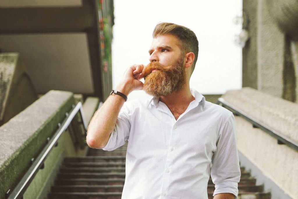 Homem com barba longa