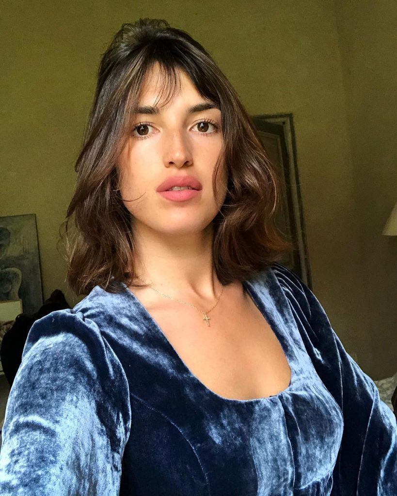 Jeanne Damas com franja cortininha no cabelo