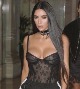 Kim Kardashian com os cabelos pretos e longos