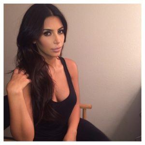 Kim Kardashian com os cabelos pretos e longos