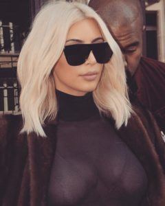 Kim Kardashian com os cabelos curtos e platinados