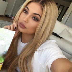 Kylie Jenner com os cabelos loiros