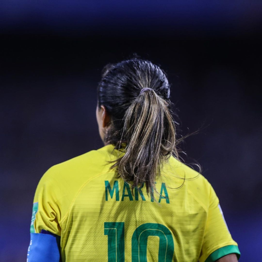 Marta Silva, jogadora de futebol, vista de costas com rabo de cavalo