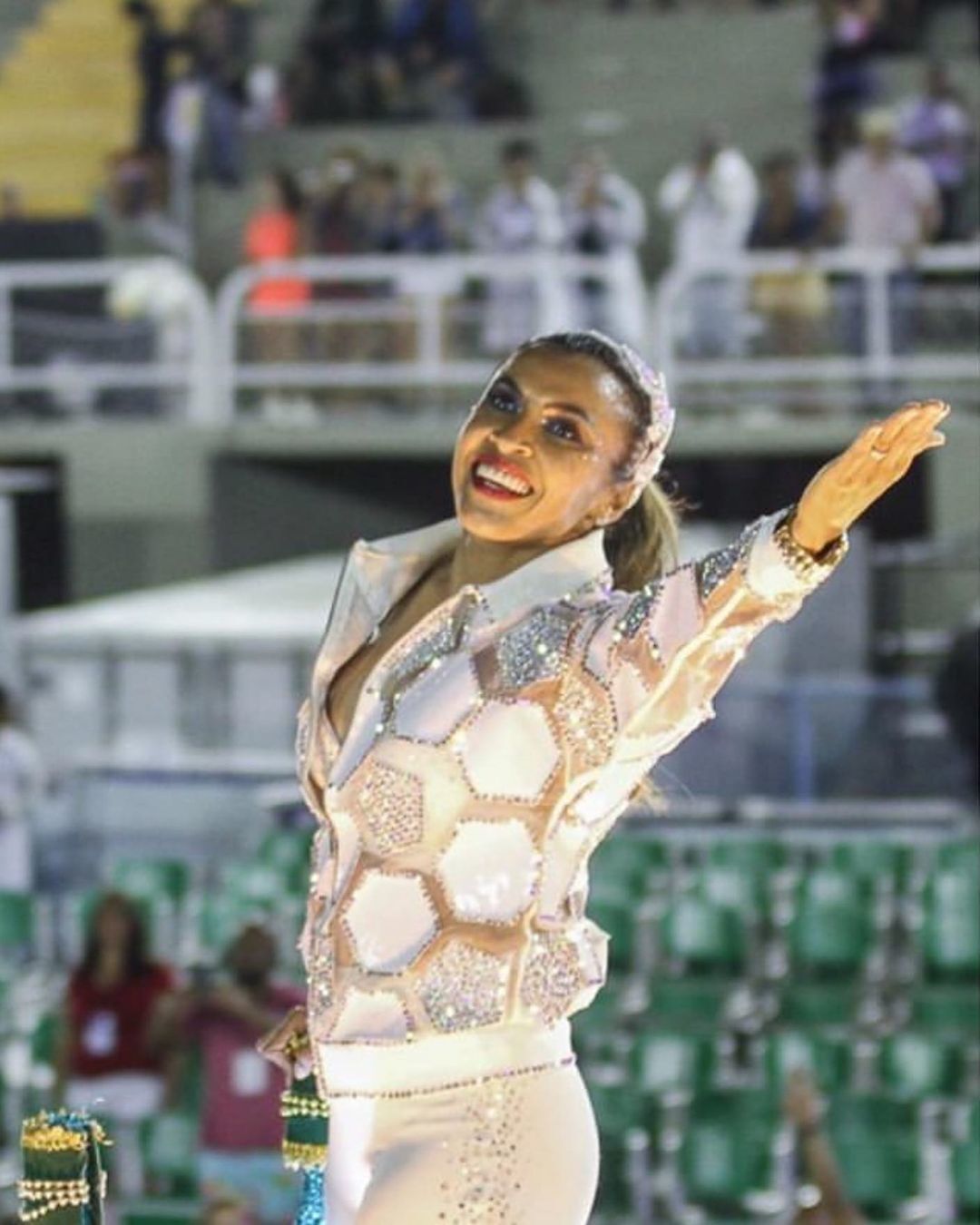 Marta Silva no sambódromo durante homenagem que recebeu no Carnaval