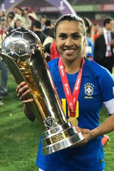 Marta Silva segura taça após vencer campeonato de futebol pela Seleção Brasileira
