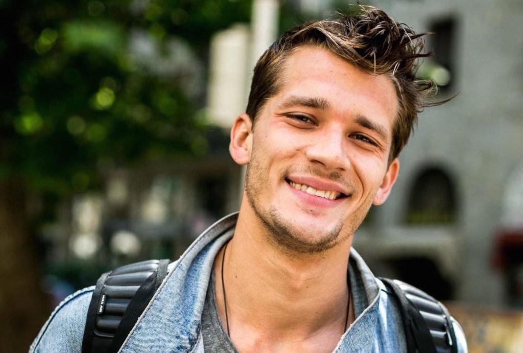 Modelo com cabelo masculino repicado curto