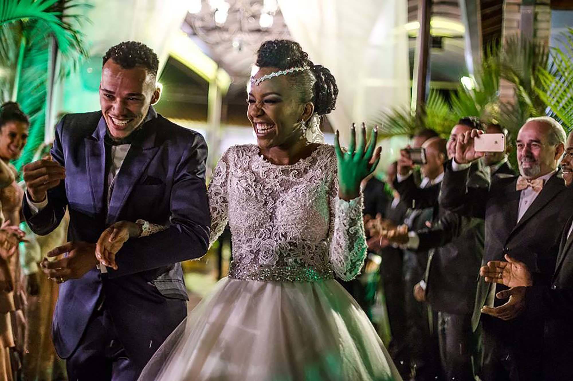 Homem e mulher com cabelos afro em casamento